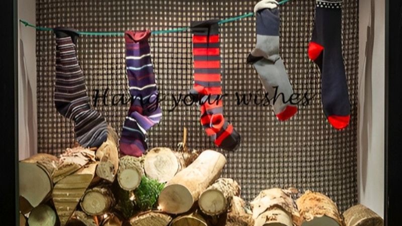 Trang trí Noel cửa kính sáng tạo bằng tất