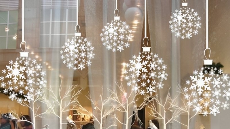 Trang trí cửa kính với hình dán nhựa phát sáng