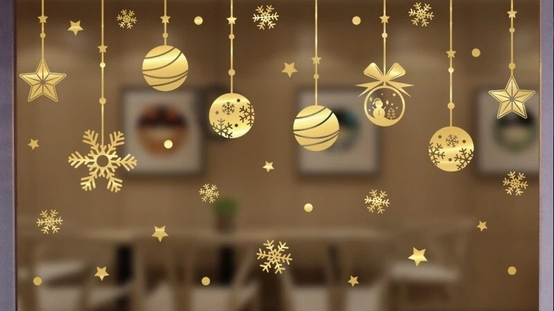 Trang trí Noel trên cửa kính đẹp với decal rèm châu