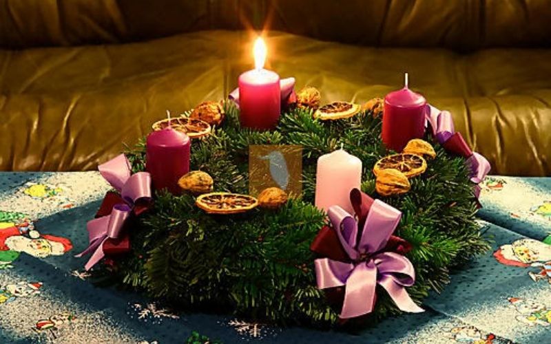 Bốn cây nến nhắc về Hy Vọng, Tin, Vui và Bình An Bốn cây nến nhắc về Hy Vọng, Tin, Vui và Bình An