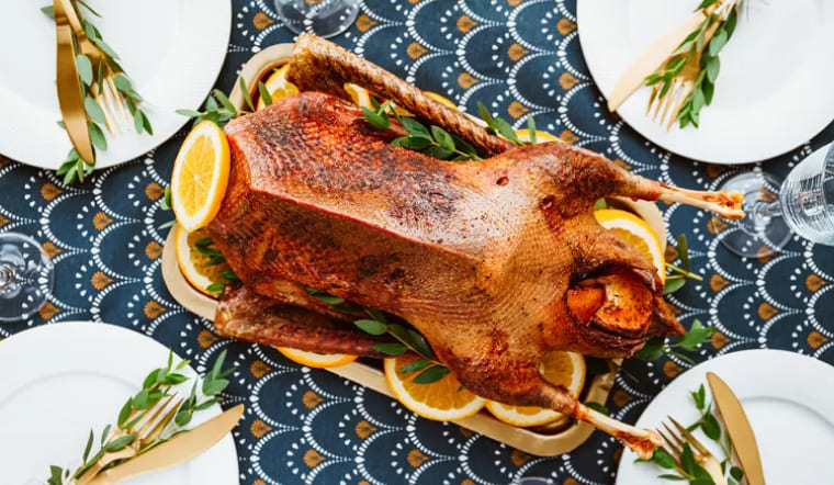 Cách làm ngỗng nướng Giáng sinh da giòn, thịt mềm thơm lừng truyền thống Âu