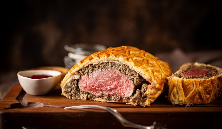 Công thức làm bò Wellington giòn bên ngoài, mềm mọng bên trong cho tiệc Noel