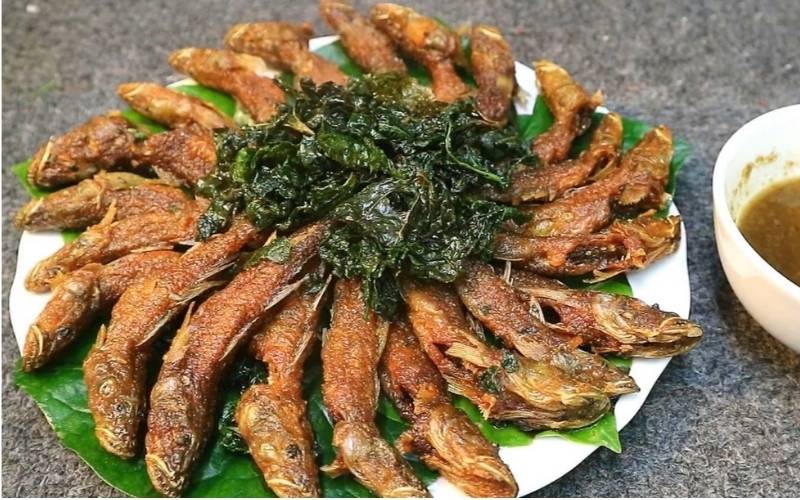 Chiên cá nhỏ ngập dầu để xương li ti giòn xốp, ăn được luôn Chiên cá nhỏ ngập dầu để xương li ti giòn xốp, ăn được luôn