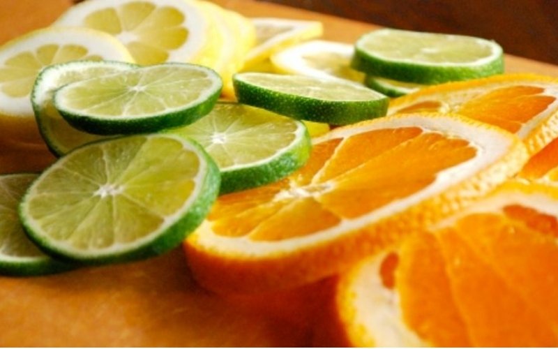 Ngậm vỏ cam, chanh giúp làm mềm xương nhỏ, dễ nuốt hơn Ngậm vỏ cam, chanh giúp làm mềm xương nhỏ, dễ nuốt hơn