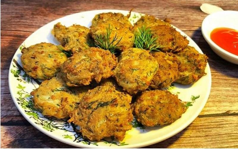 Giã hoặc xay nhuyễn cá cùng gia vị làm xương vỡ nhỏ, hòa vào thịt Giã hoặc xay nhuyễn cá cùng gia vị làm xương vỡ nhỏ, hòa vào thịt