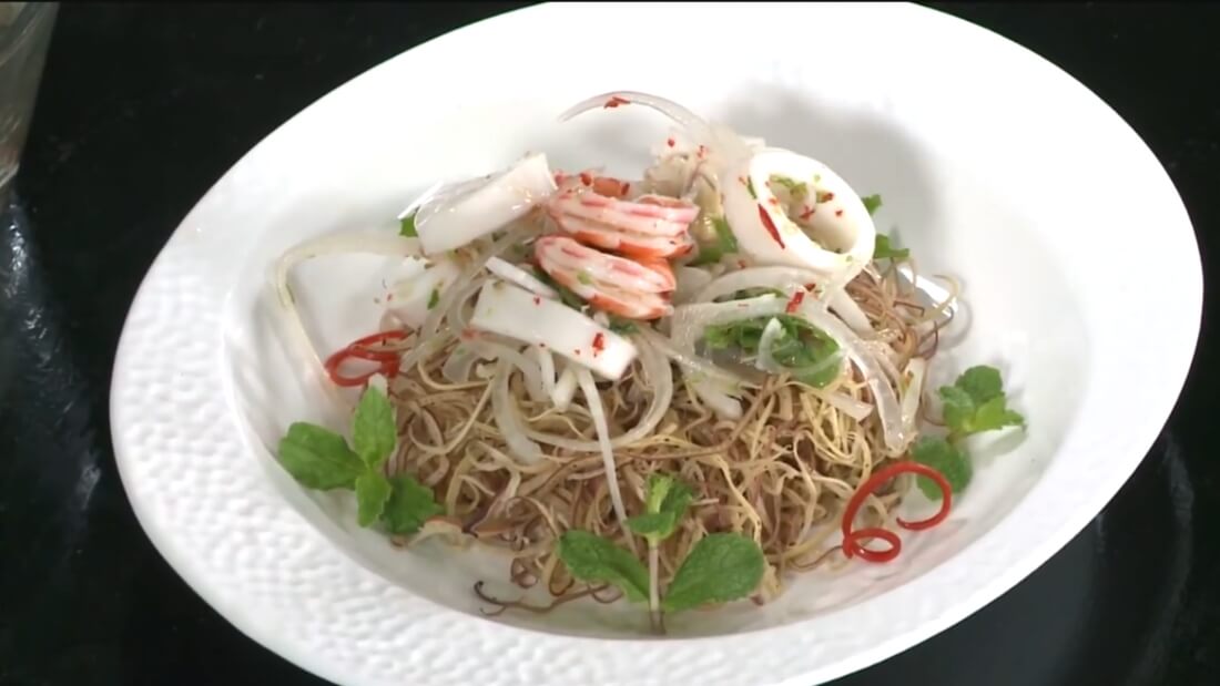 Thưởng thức món gỏi tôm mực Thái Lan