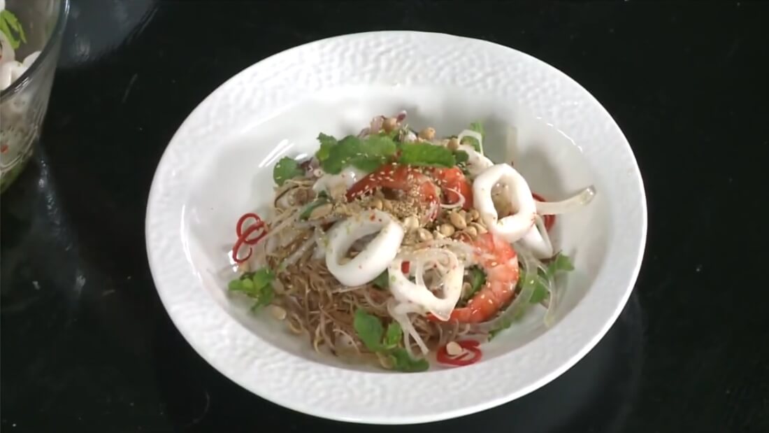 Thưởng thức món gỏi tôm mực Thái Lan