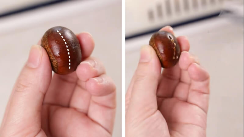 Dùng dao khứa nhẹ một đường trên vỏ