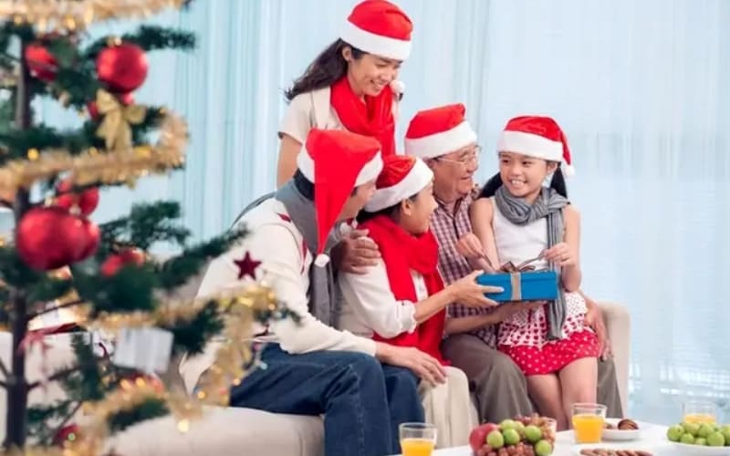 Gửi lời chúc kèm quà và hình ảnh giúp ông bà ấm lòng.