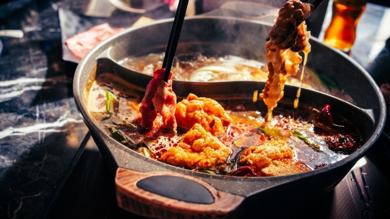 Lẩu cừu Trung Quốc thường cay nồng, dùng gia vị như ớt, tiêu và thảo mộc,