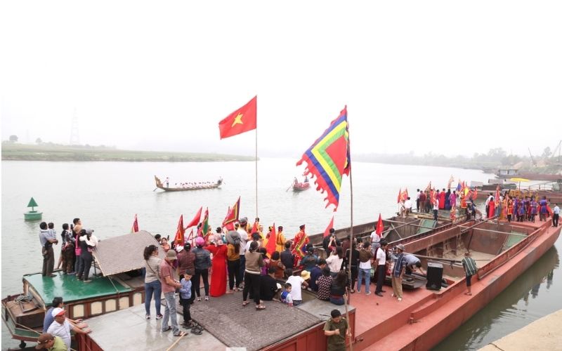 Lễ vật được chuẩn bị cẩn thận thể hiện lòng thành kính với Thần Nước