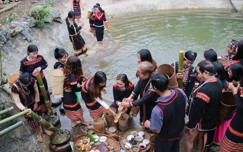 Lễ cúng bến nước thường diễn ra sau mùa thu hoạch, đánh dấu khởi đầu năm mới của buôn làng