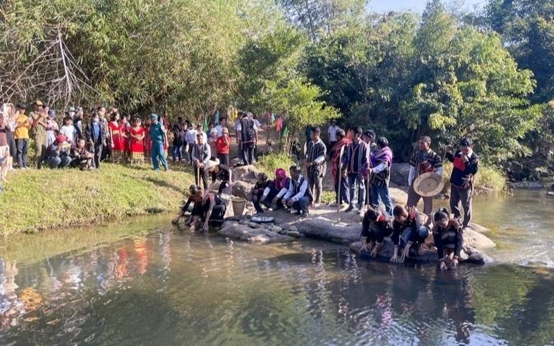 Lễ cúng bến nước diễn ra tại bến làng, hồ nước hoặc khu rừng linh thiêng