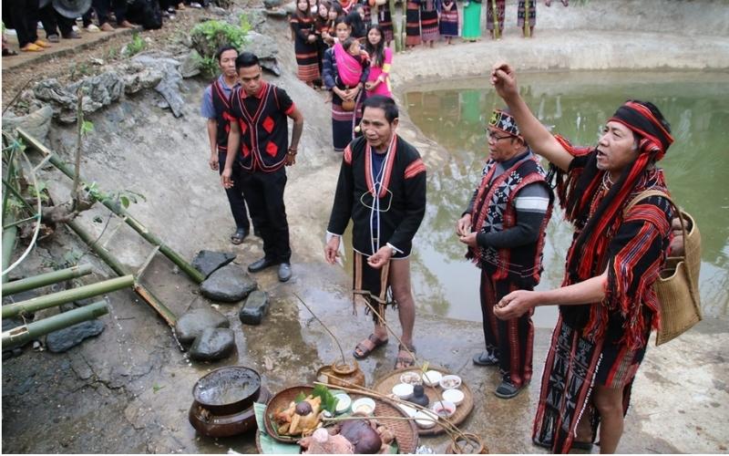 Lễ vật được chuẩn bị cẩn thận thể hiện lòng thành kính với Thần Nước
