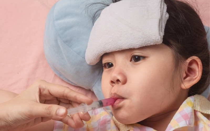 Chỉ dùng thuốc cho trẻ theo hướng dẫn của bác sĩ, không tự ý