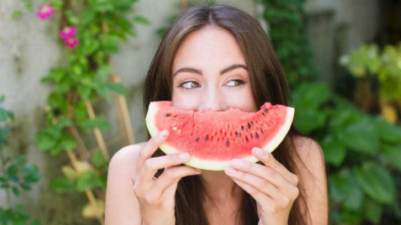 Cách ăn dưa hấu đúng để không làm ho nặng hơn Cách ăn dưa hấu đúng để không làm ho nặng hơn