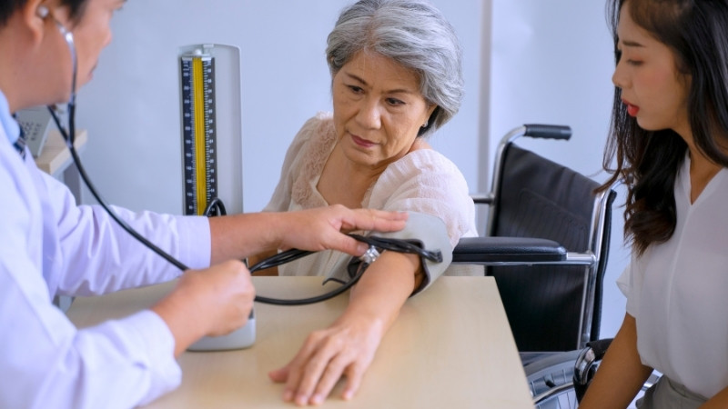 Cần gặp bác sĩ khi sốt cao kéo dài, khó thở, mệt mỏi nghiêm trọng