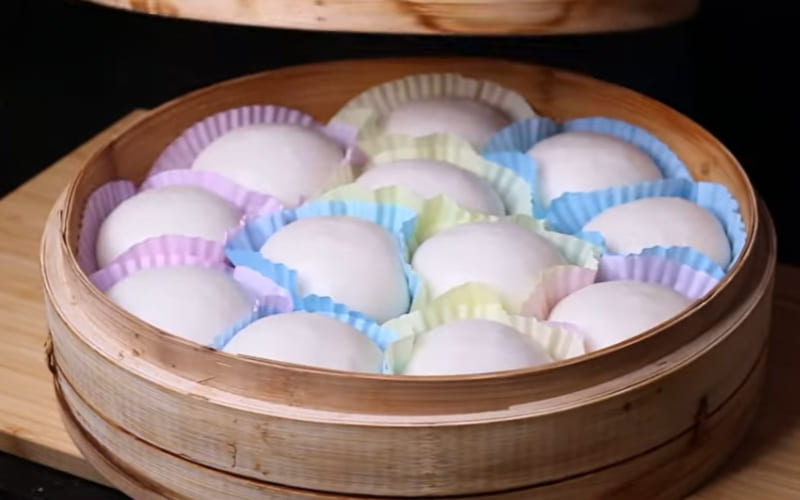 Bánh bao kim sa hoàn thiện có vỏ mềm, nhân béo tan chảy.