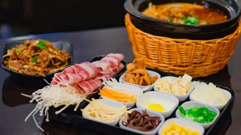 Nguyên liệu đặc trưng tạo nên hương vị bún qua cầu