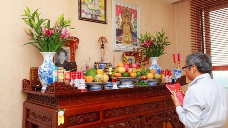 Cúng thần linh và tổ tiên