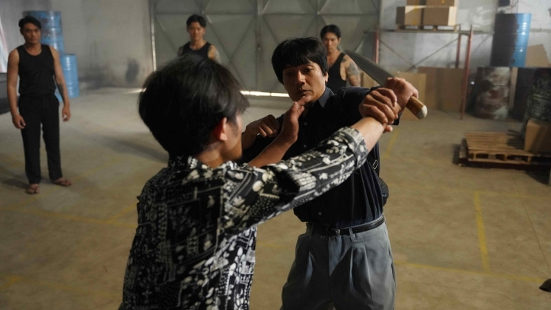 Nhạc nền dồn dập và hiệu ứng tiếng động mạnh mẽ