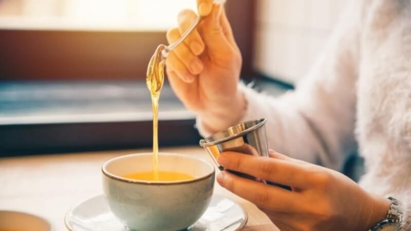 Nước ấm pha mật ong Nước ấm pha mật ong