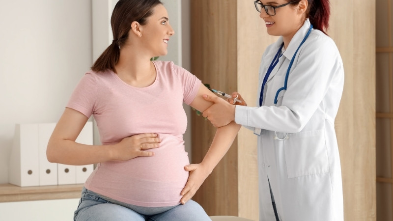 Tiêm vắc xin phòng cúm cho mẹ bầu