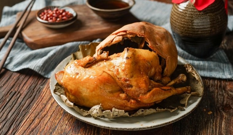 Cách làm gà ăn mày Trung Quốc (gà nướng đất sét) chuẩn vị, ăn là ghiền