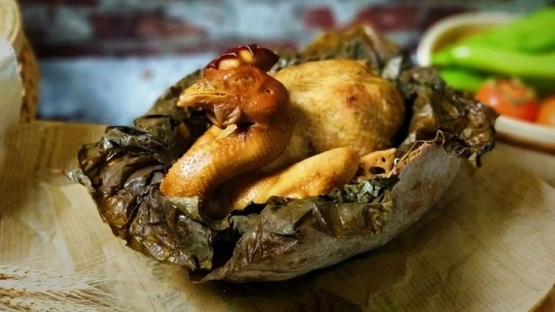 Gà ăn mày được bọc trong lá sen và đất sét