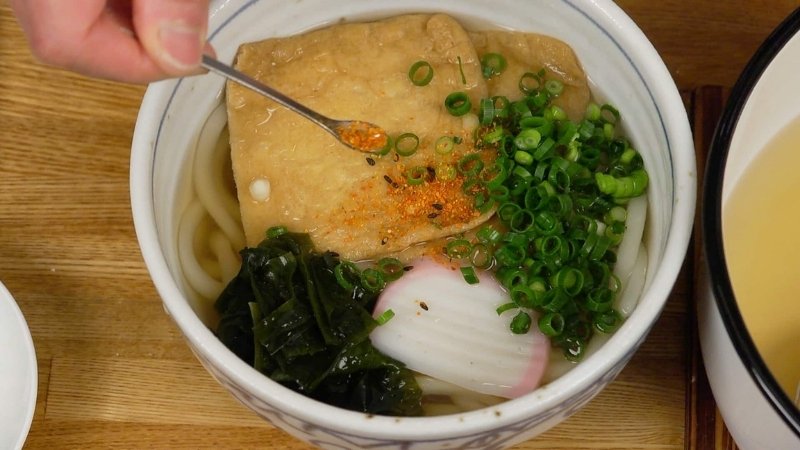 Thành phần chính của một bát Kitsune Udon