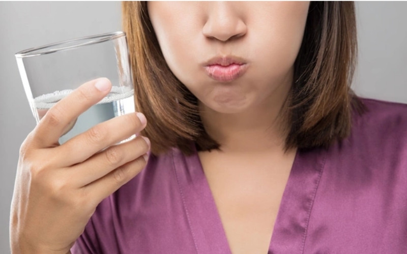 Súc họng bằng nước muối giúp giảm đau rát và ngăn vi khuẩn phát triển Súc họng bằng nước muối giúp giảm đau rát và ngăn vi khuẩn phát triển