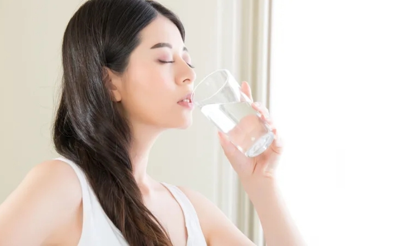 Uống nước ấm làm loãng dịch nhầy, duy trì ẩm niêm mạc và thông mũi Uống nước ấm làm loãng dịch nhầy, duy trì ẩm niêm mạc và thông mũi