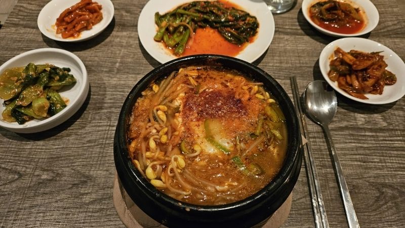 Kongnamul Gukbap là món ăn thanh nhẹ, bổ dưỡng, thích hợp cho bữa sáng, trưa hay tối