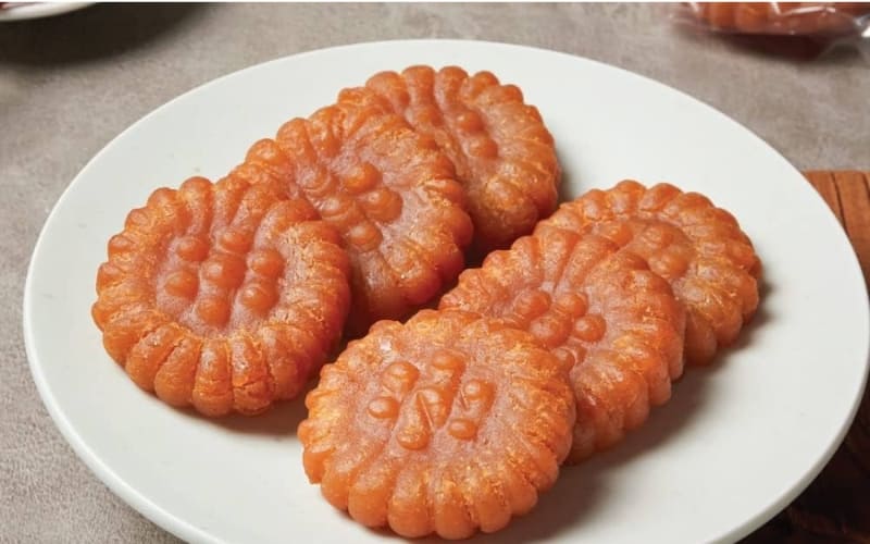 Yakgwa đặc biệt nhờ hương mật ong và kỹ thuật lâu đời.