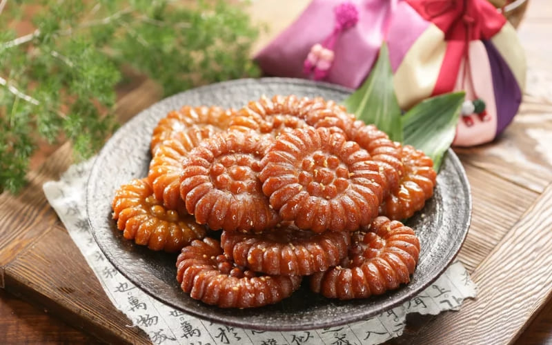 Người Hàn thưởng thức Yakgwa trong lễ hội và dịp đặc biệt.