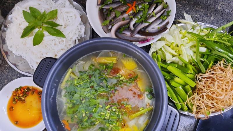 Thưởng thức lẩu cá chạch ấm nóng