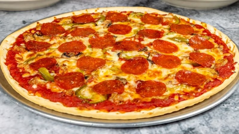 Pizza đế mỏng có kết cấu giòn rụm Pizza đế mỏng có kết cấu giòn rụm
