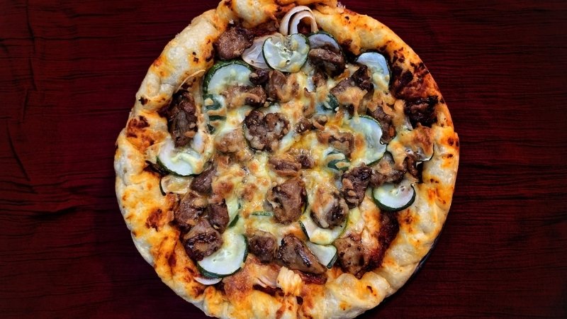 Pizza đế dày đẫm sốt Pizza đế dày đẫm sốt