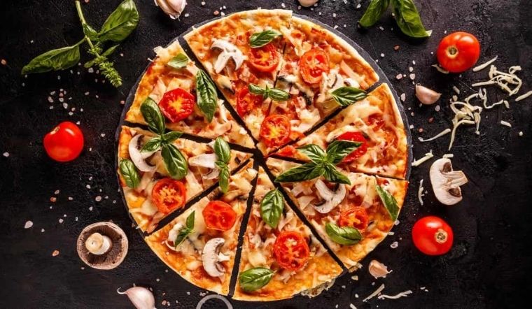 Ăn pizza đế mỏng hay đế dày ngon hơn? So sánh chi tiết 2 loại đế bánh pizza