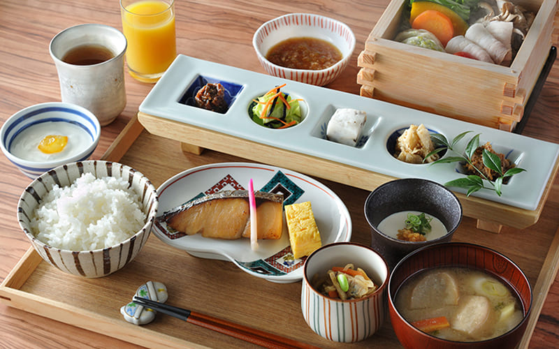 Dùng bát đĩa nhỏ hơn bình thường Dùng bát đĩa nhỏ hơn bình thường