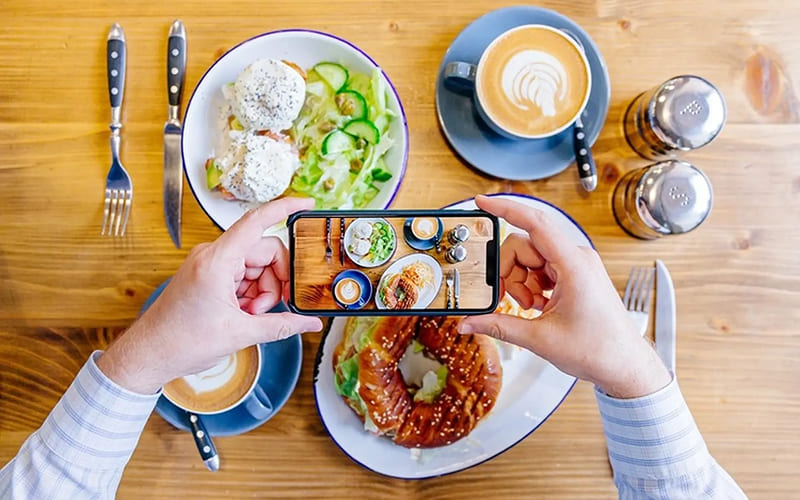 Chụp ảnh món ăn trước khi ăn Chụp ảnh món ăn trước khi ăn