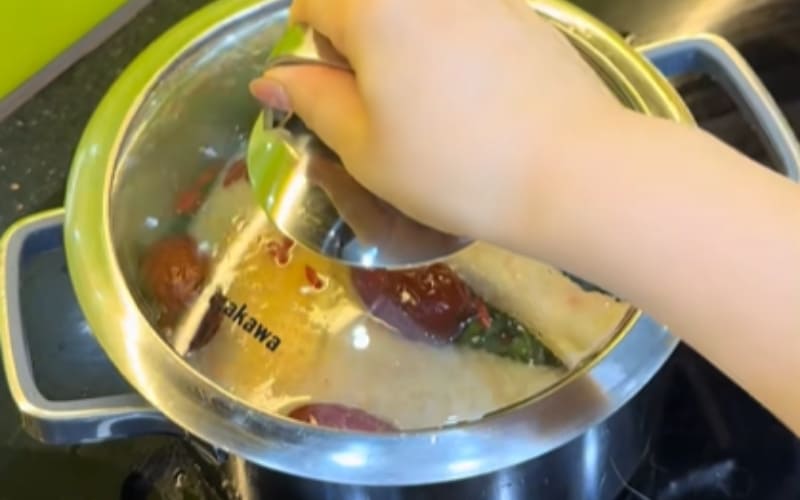 Gà được hầm mềm, nước dùng ngọt thanh tự nhiên.