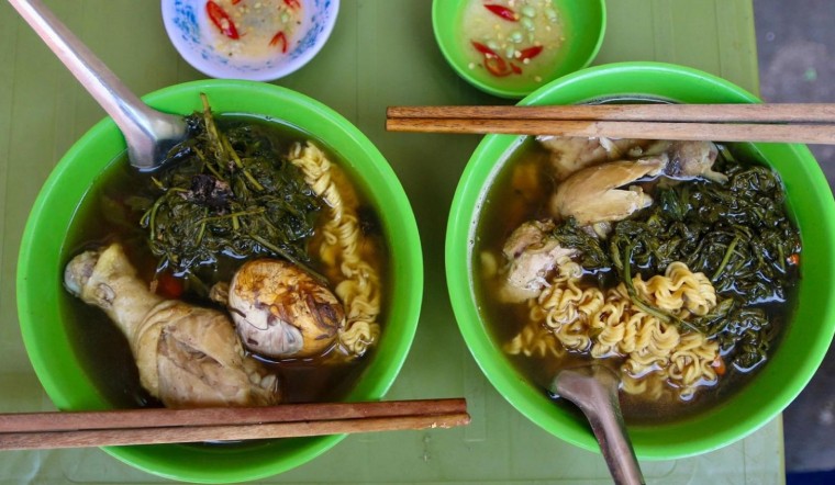 Vào bếp làm mì gà tần ngải cứu tẩm bổ, ấm bụng ngày đông