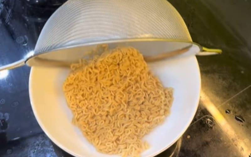 Mì được luộc chín, dai ngon và không bị dính.