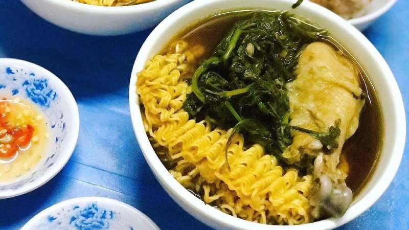 Món mì gà hoàn chỉnh trông hấp dẫn và bắt mắt.