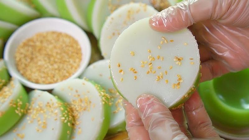 Thưởng thức bánh bèo ngọt nước cốt dừa