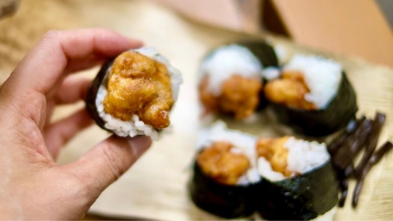 Bạn có thể ăn Tenmusu ở các cửa hàng nổi tiếng là Senju và Jiraiya