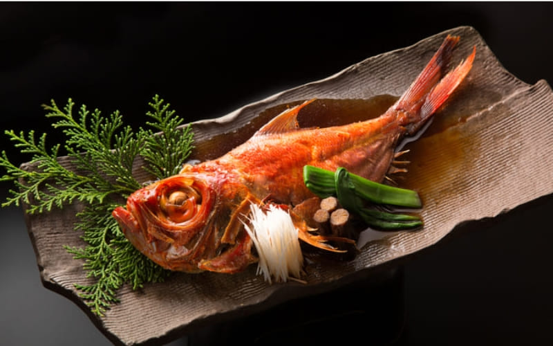 Cá Kinki Shioyaki mang vị ngọt và béo tự nhiên. Cá Kinki Shioyaki mang vị ngọt và béo tự nhiên.