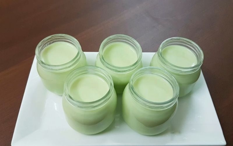 Sữa chua mềm mịn kết hợp hương matcha nhẹ nhàng, béo ngọt vừa phải