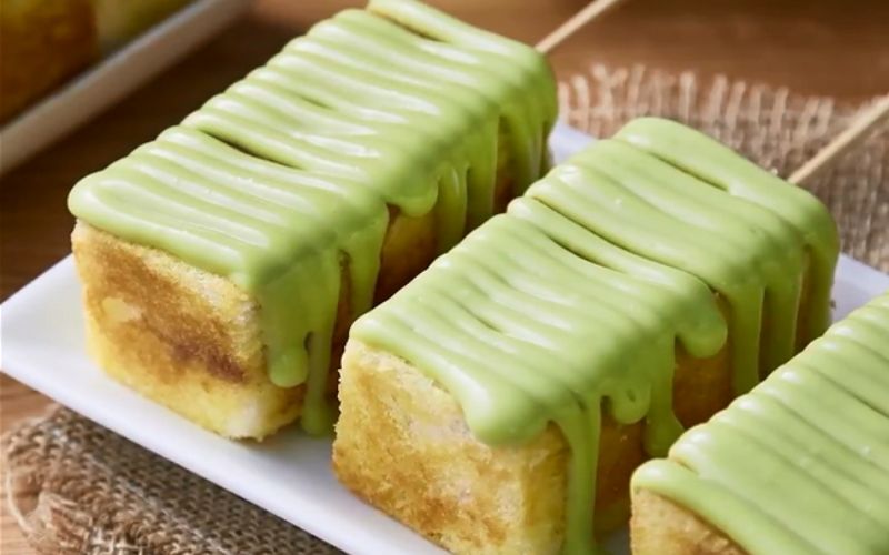 Bánh mì giòn rụm kết hợp kem matcha béo ngọt, thơm hương trà xanh